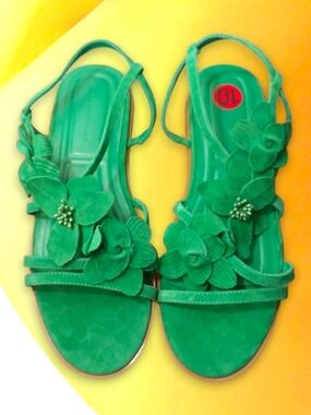 New Kelly Green Suede Floral  Slingback Strappy Women’s Sandals. Flats in Sz 10